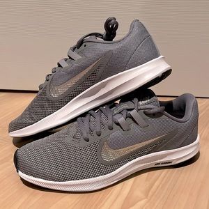 New Womens Size 8 Nike Shoes without box